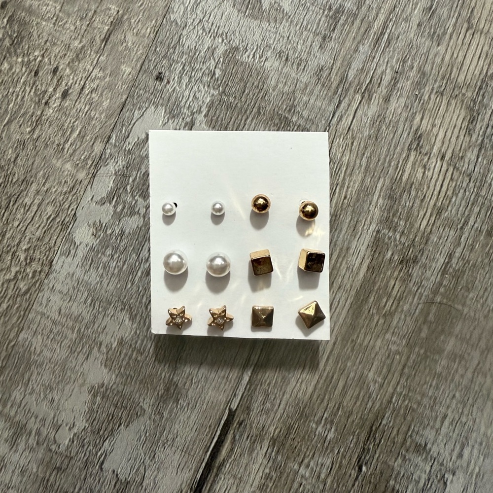 Elegant Gold and Pearl Stud Earrings Set